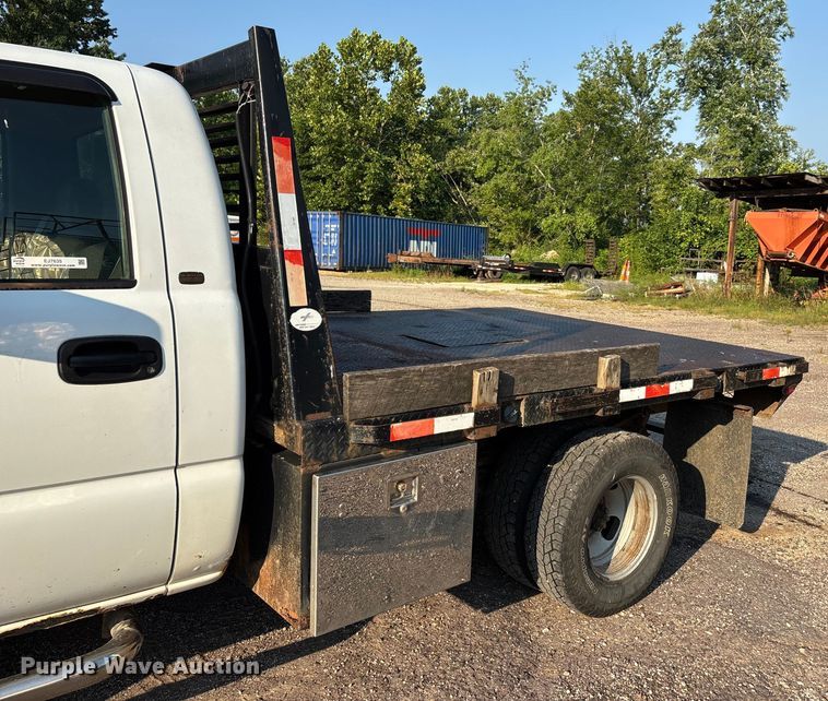 image for item EJ7635 2001 Chevrolet Silverado 3500 flatbed pickup truck