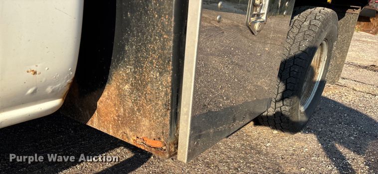 image for item EJ7635 2001 Chevrolet Silverado 3500 flatbed pickup truck