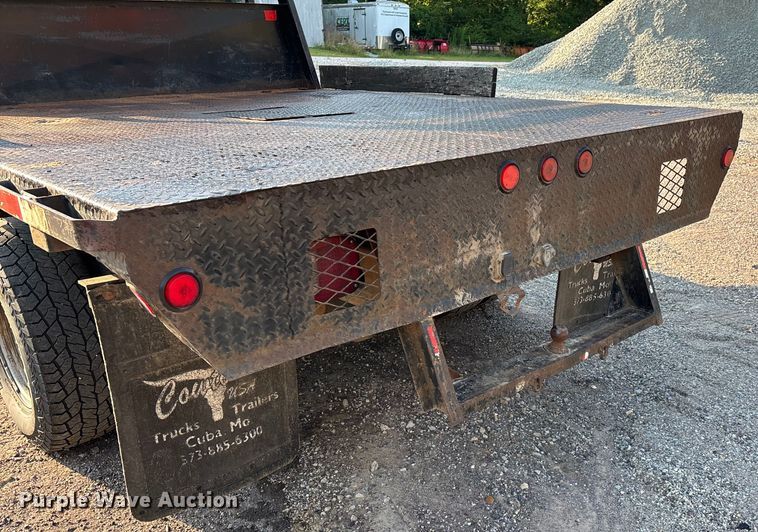 image for item EJ7635 2001 Chevrolet Silverado 3500 flatbed pickup truck