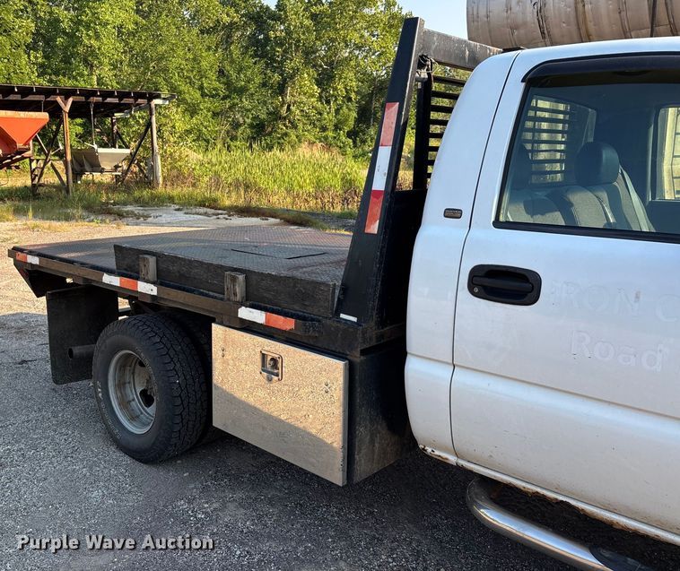 image for item EJ7635 2001 Chevrolet Silverado 3500 flatbed pickup truck