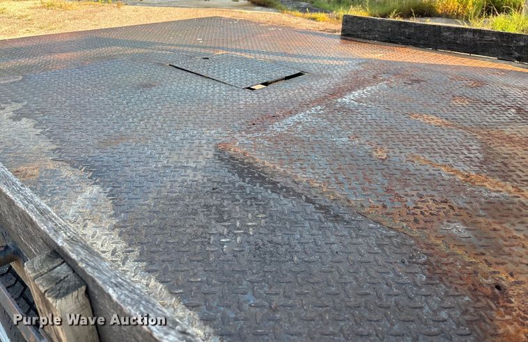 image for item EJ7635 2001 Chevrolet Silverado 3500 flatbed pickup truck