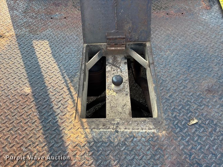 image for item EJ7635 2001 Chevrolet Silverado 3500 flatbed pickup truck