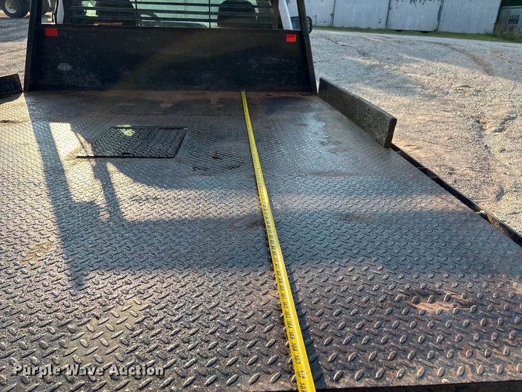 image for item EJ7635 2001 Chevrolet Silverado 3500 flatbed pickup truck