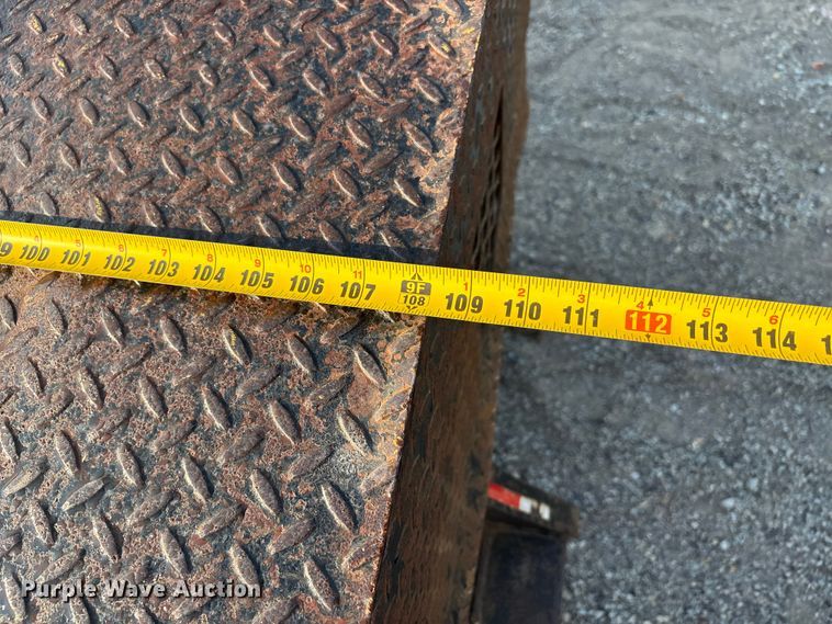 image for item EJ7635 2001 Chevrolet Silverado 3500 flatbed pickup truck