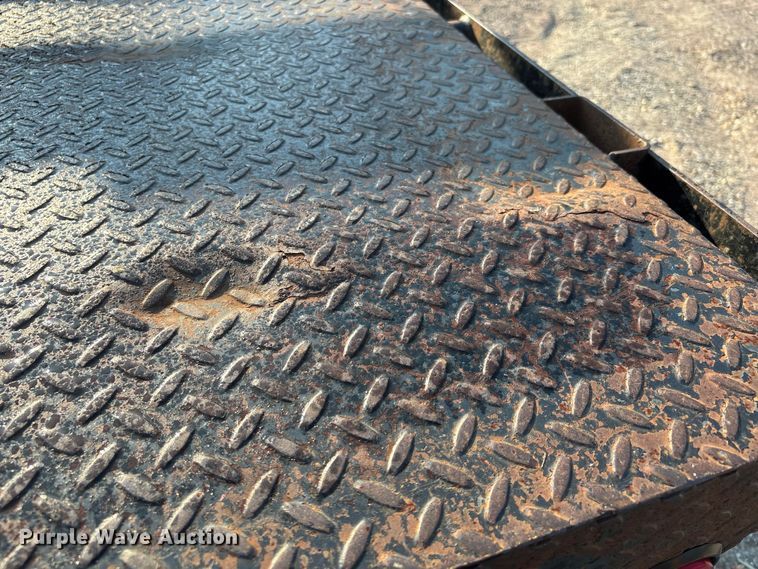 image for item EJ7635 2001 Chevrolet Silverado 3500 flatbed pickup truck