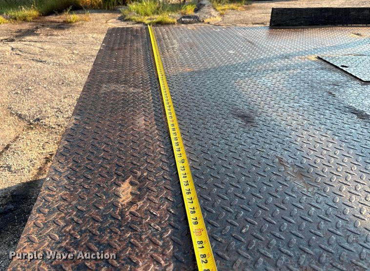 image for item EJ7635 2001 Chevrolet Silverado 3500 flatbed pickup truck