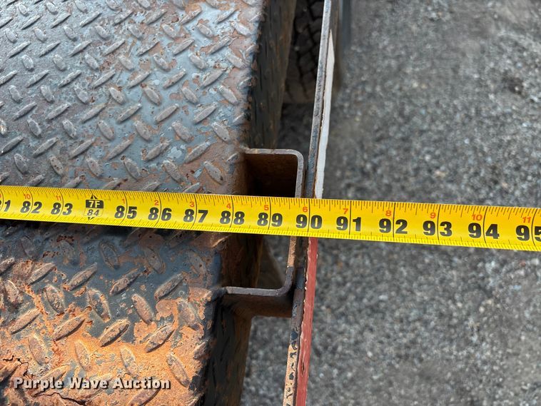 image for item EJ7635 2001 Chevrolet Silverado 3500 flatbed pickup truck