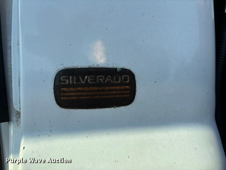 image for item EJ7635 2001 Chevrolet Silverado 3500 flatbed pickup truck