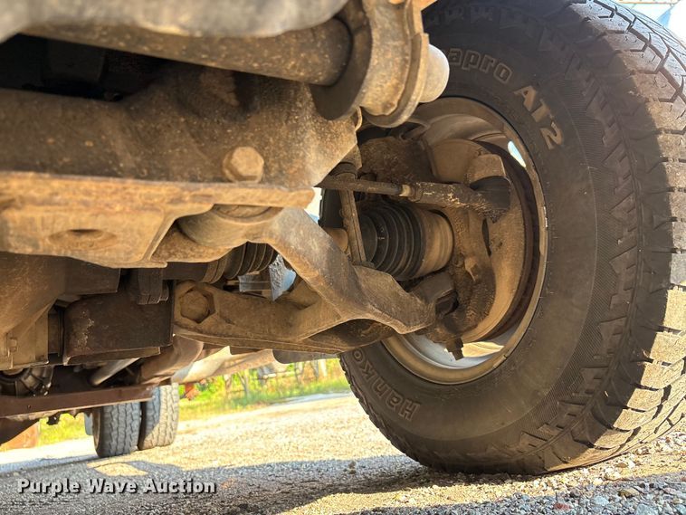 image for item EJ7635 2001 Chevrolet Silverado 3500 flatbed pickup truck