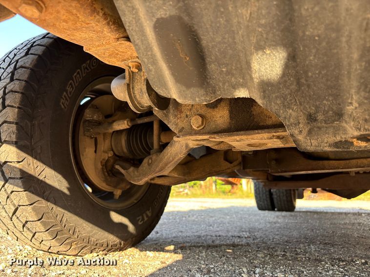 image for item EJ7635 2001 Chevrolet Silverado 3500 flatbed pickup truck