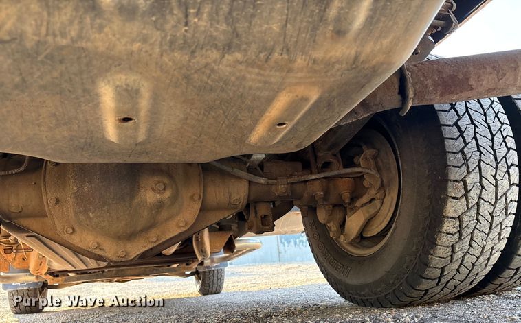 image for item EJ7635 2001 Chevrolet Silverado 3500 flatbed pickup truck