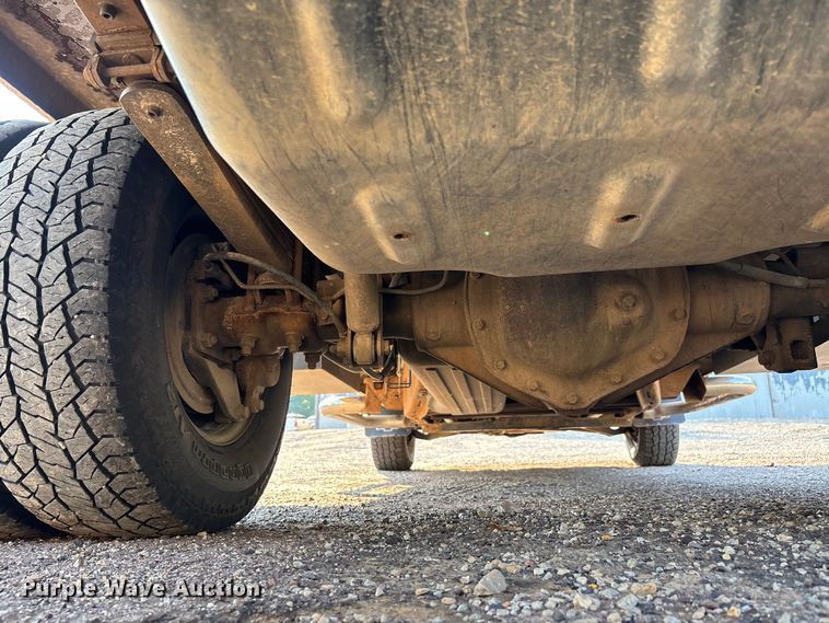 image for item EJ7635 2001 Chevrolet Silverado 3500 flatbed pickup truck