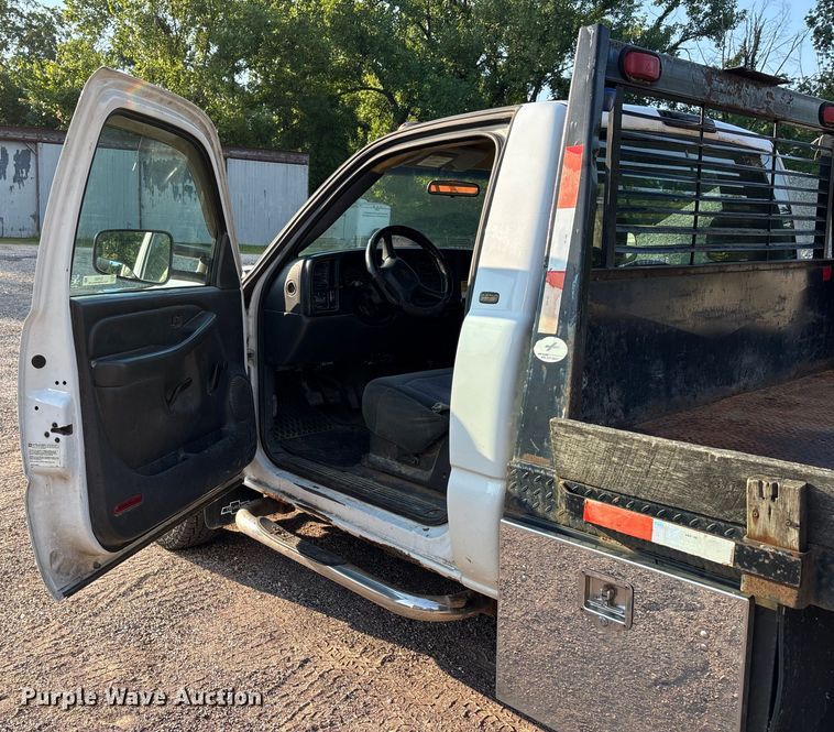 image for item EJ7635 2001 Chevrolet Silverado 3500 flatbed pickup truck
