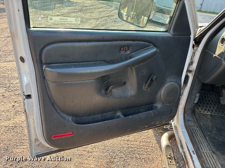 image for item EJ7635 2001 Chevrolet Silverado 3500 flatbed pickup truck