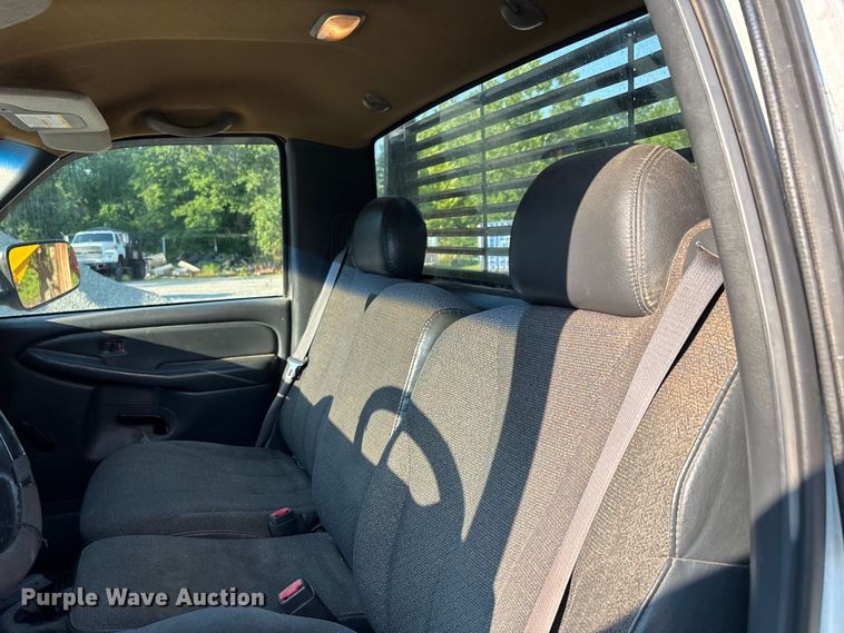 image for item EJ7635 2001 Chevrolet Silverado 3500 flatbed pickup truck