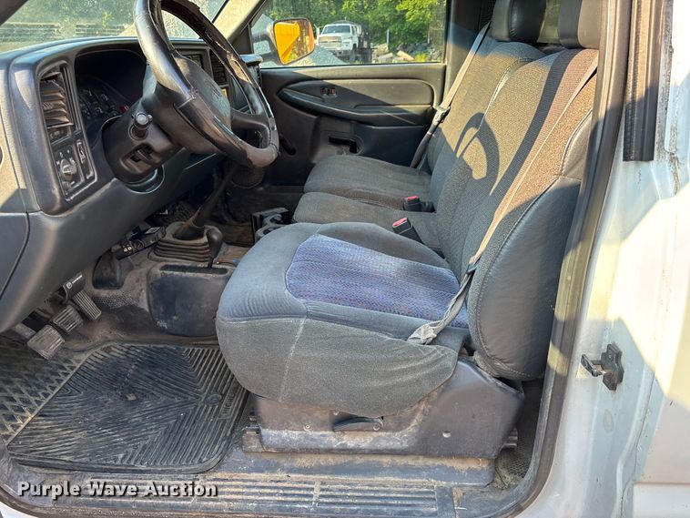 image for item EJ7635 2001 Chevrolet Silverado 3500 flatbed pickup truck