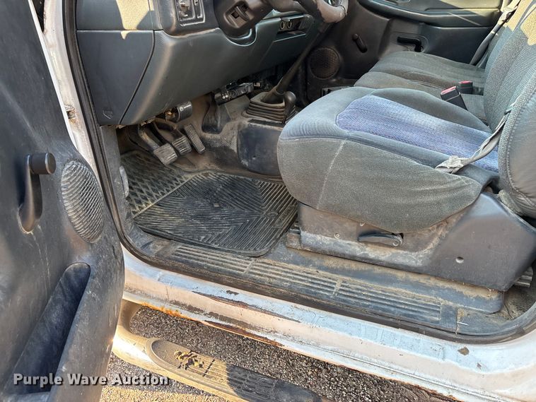 image for item EJ7635 2001 Chevrolet Silverado 3500 flatbed pickup truck