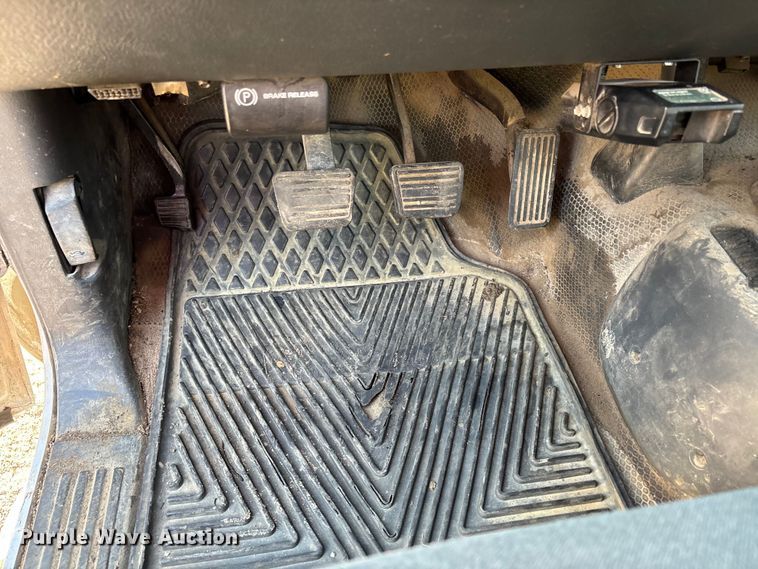 image for item EJ7635 2001 Chevrolet Silverado 3500 flatbed pickup truck