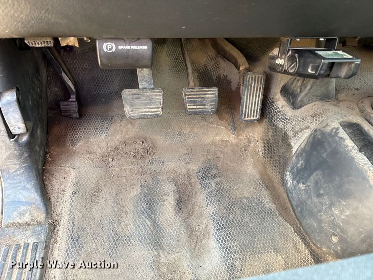 image for item EJ7635 2001 Chevrolet Silverado 3500 flatbed pickup truck