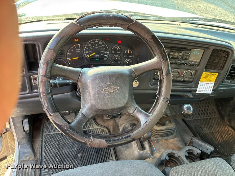 image for item EJ7635 2001 Chevrolet Silverado 3500 flatbed pickup truck