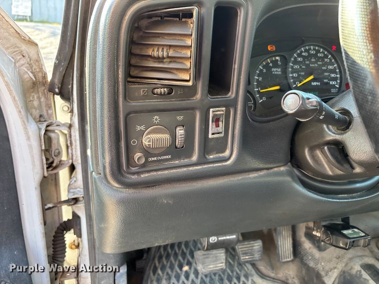 image for item EJ7635 2001 Chevrolet Silverado 3500 flatbed pickup truck