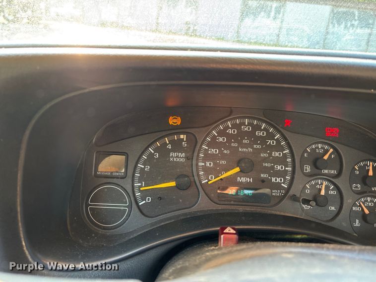 image for item EJ7635 2001 Chevrolet Silverado 3500 flatbed pickup truck