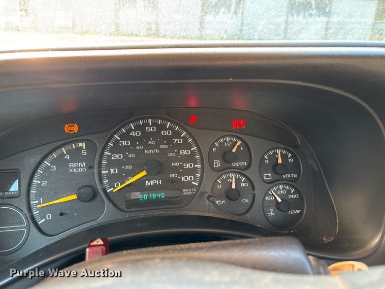 image for item EJ7635 2001 Chevrolet Silverado 3500 flatbed pickup truck