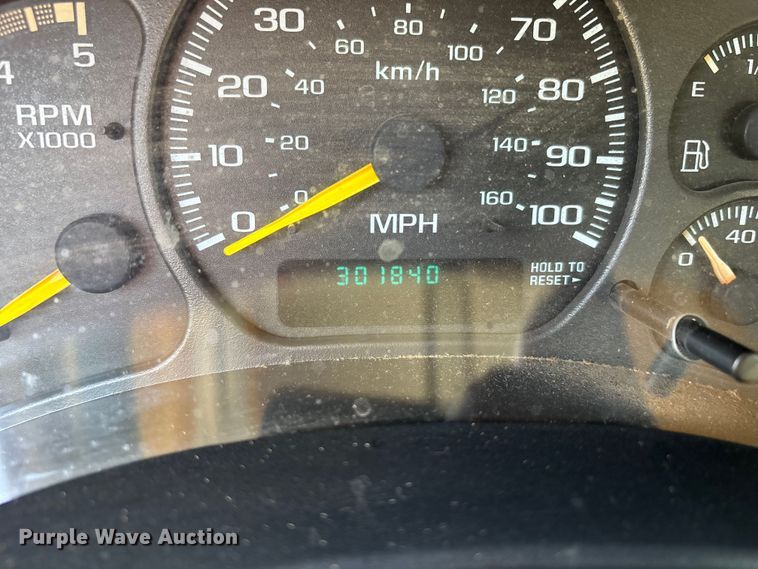 image for item EJ7635 2001 Chevrolet Silverado 3500 flatbed pickup truck