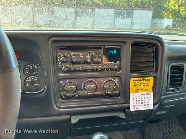 image for item EJ7635 2001 Chevrolet Silverado 3500 flatbed pickup truck