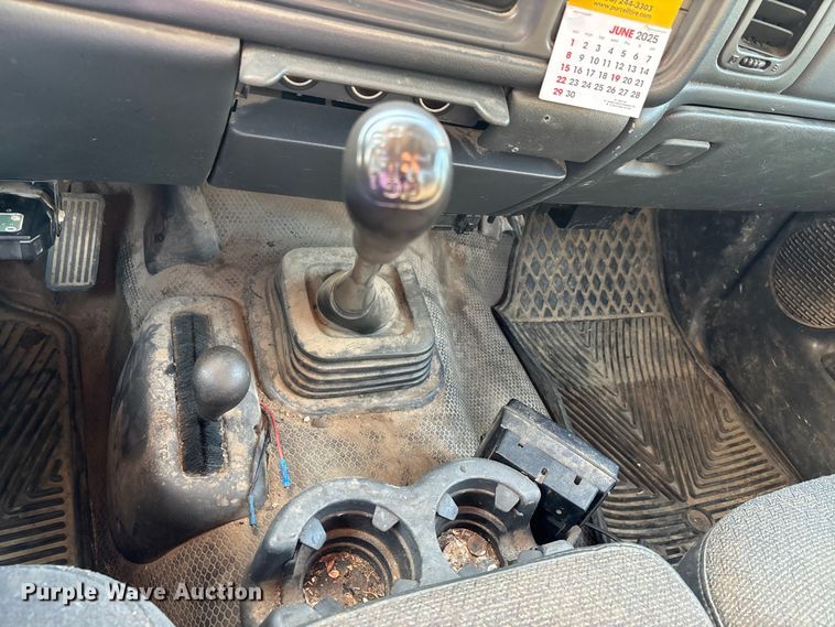 image for item EJ7635 2001 Chevrolet Silverado 3500 flatbed pickup truck