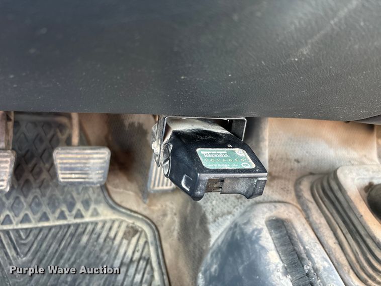 image for item EJ7635 2001 Chevrolet Silverado 3500 flatbed pickup truck