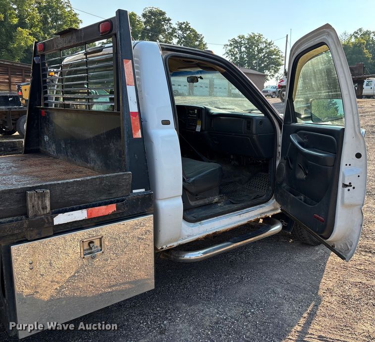 image for item EJ7635 2001 Chevrolet Silverado 3500 flatbed pickup truck