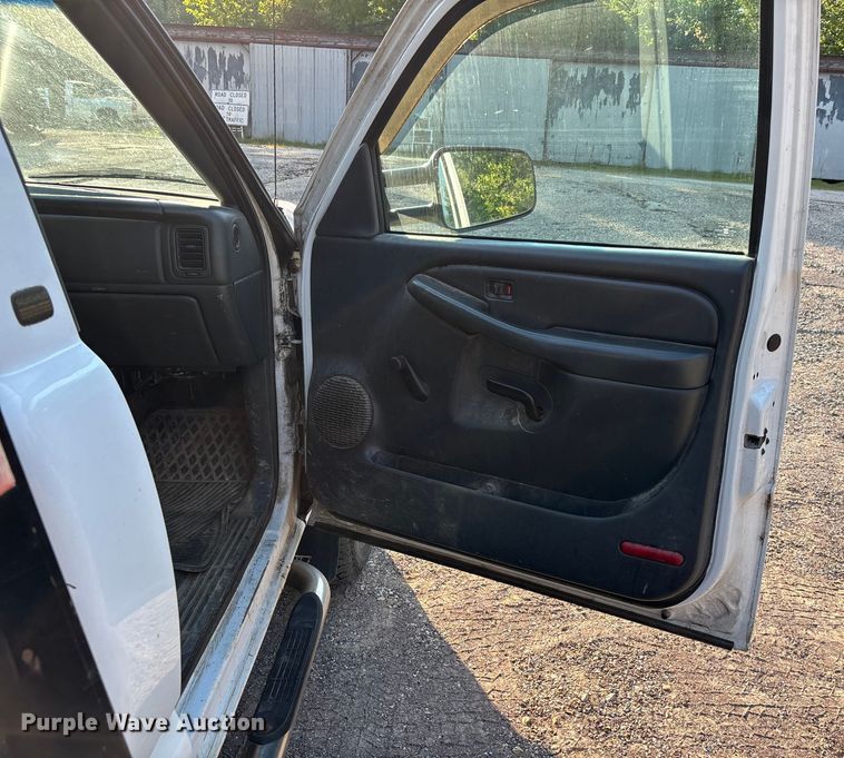 image for item EJ7635 2001 Chevrolet Silverado 3500 flatbed pickup truck