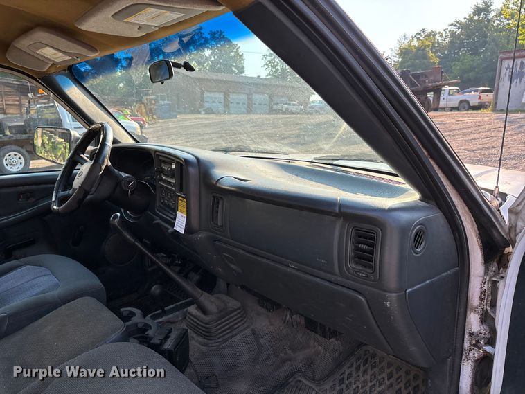 image for item EJ7635 2001 Chevrolet Silverado 3500 flatbed pickup truck