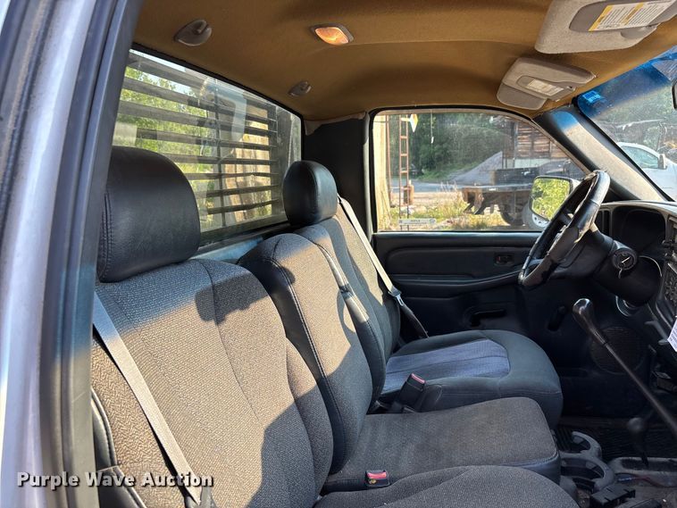 image for item EJ7635 2001 Chevrolet Silverado 3500 flatbed pickup truck