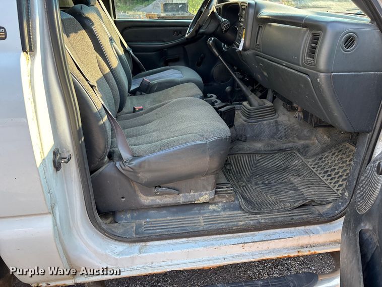 image for item EJ7635 2001 Chevrolet Silverado 3500 flatbed pickup truck