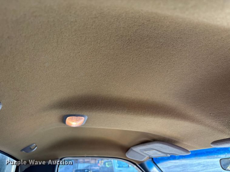 image for item EJ7635 2001 Chevrolet Silverado 3500 flatbed pickup truck