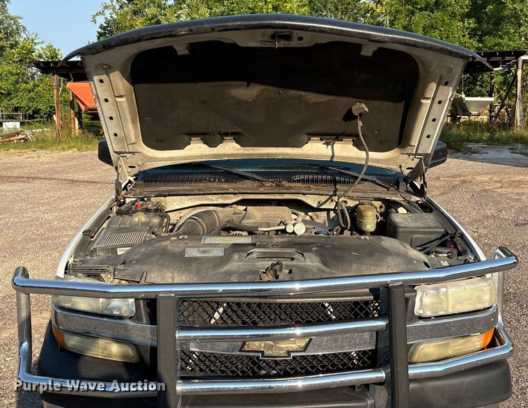 image for item EJ7635 2001 Chevrolet Silverado 3500 flatbed pickup truck