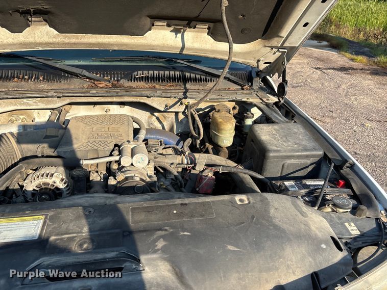 image for item EJ7635 2001 Chevrolet Silverado 3500 flatbed pickup truck