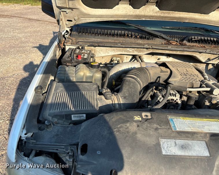 image for item EJ7635 2001 Chevrolet Silverado 3500 flatbed pickup truck