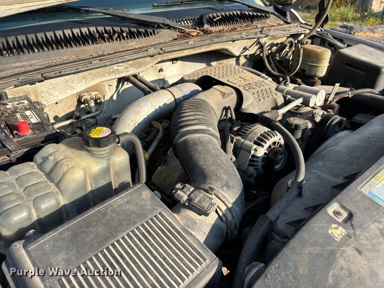 image for item EJ7635 2001 Chevrolet Silverado 3500 flatbed pickup truck