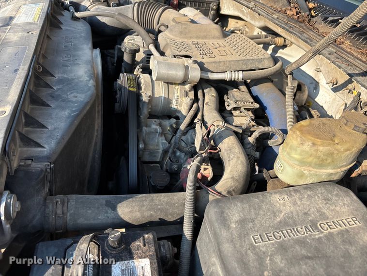 image for item EJ7635 2001 Chevrolet Silverado 3500 flatbed pickup truck