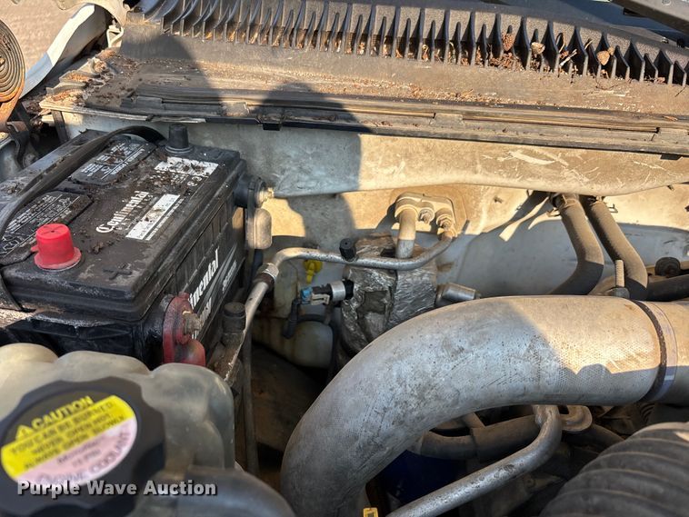 image for item EJ7635 2001 Chevrolet Silverado 3500 flatbed pickup truck