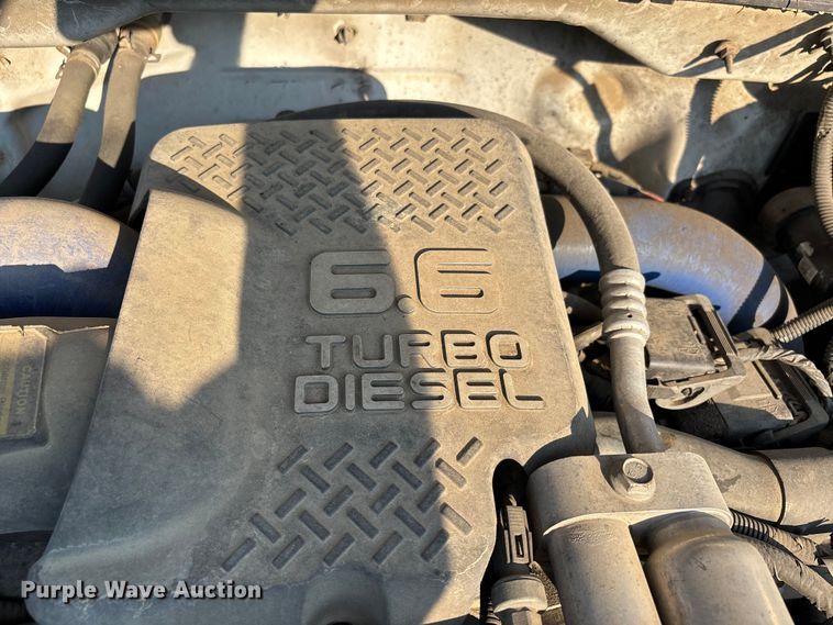 image for item EJ7635 2001 Chevrolet Silverado 3500 flatbed pickup truck