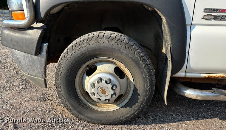 image for item EJ7635 2001 Chevrolet Silverado 3500 flatbed pickup truck