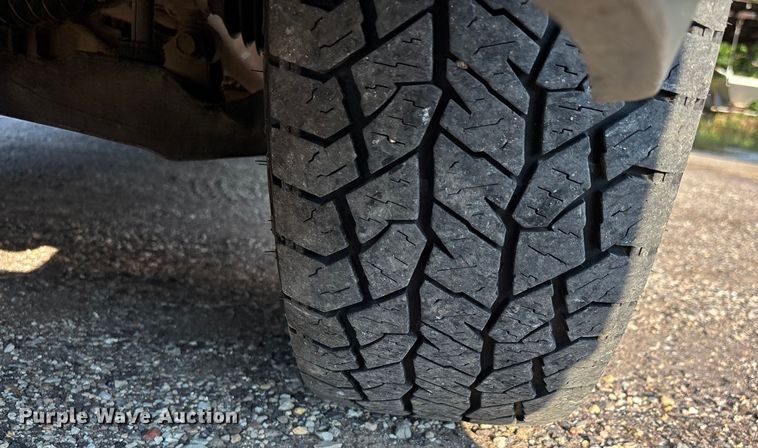 image for item EJ7635 2001 Chevrolet Silverado 3500 flatbed pickup truck