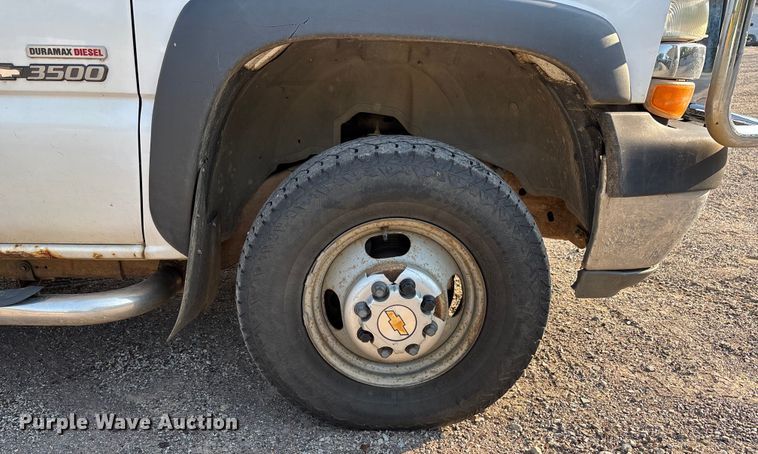 image for item EJ7635 2001 Chevrolet Silverado 3500 flatbed pickup truck