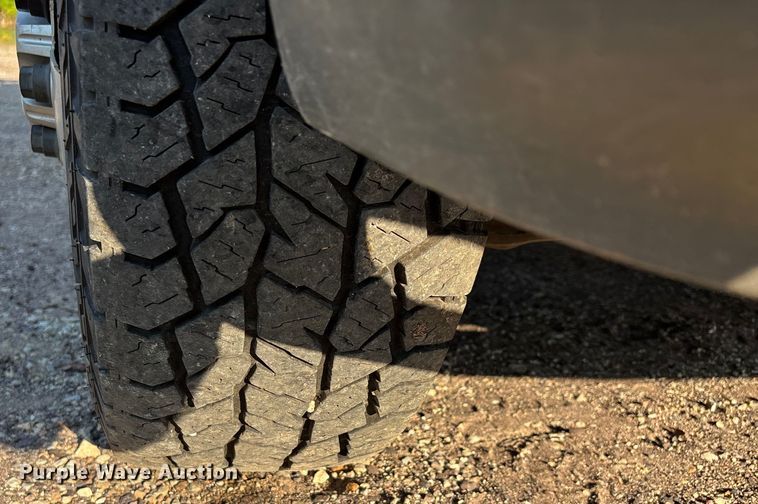 image for item EJ7635 2001 Chevrolet Silverado 3500 flatbed pickup truck