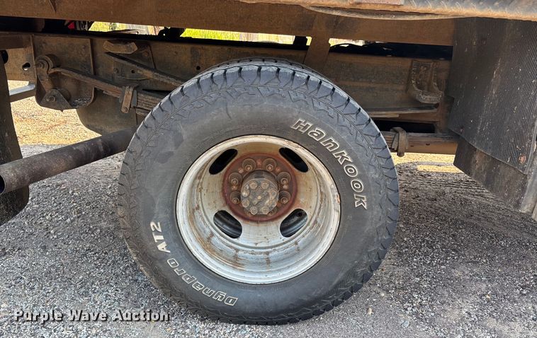 image for item EJ7635 2001 Chevrolet Silverado 3500 flatbed pickup truck