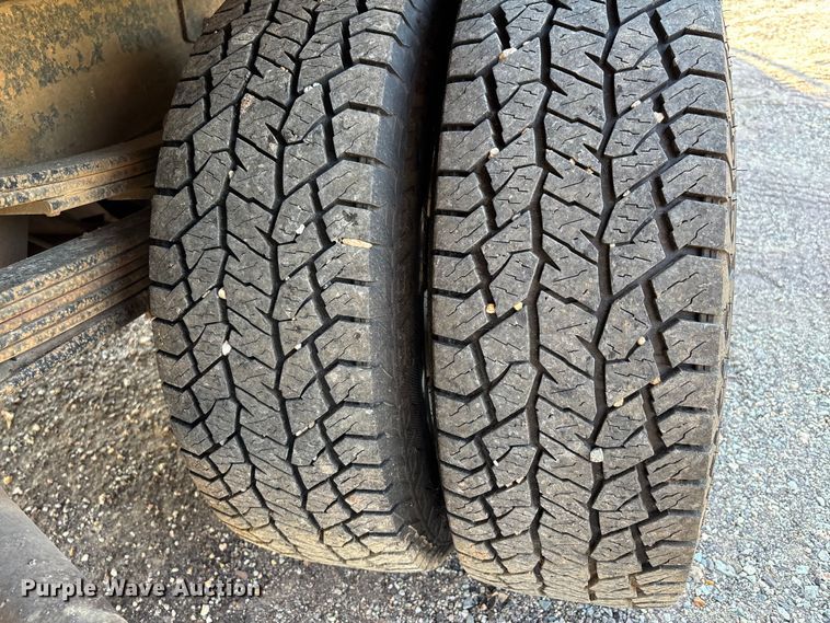 image for item EJ7635 2001 Chevrolet Silverado 3500 flatbed pickup truck